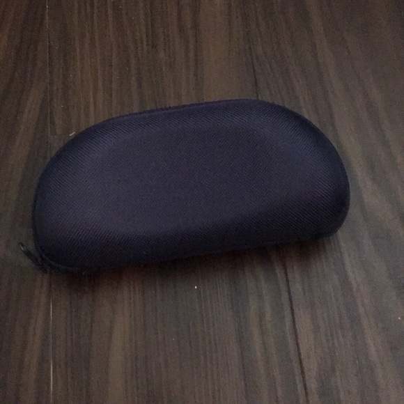 Sunglasses with case - Picture 4 of 5